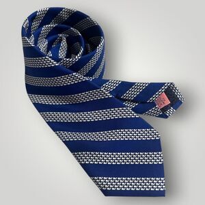 VINEYARD VINES 100% Silk Tie Necktie White/Blue Striped Geometric Tie Made in US